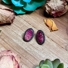 Load image into Gallery viewer, MJ Purple Spiny Oyster Oval Stud Earrings with Twisted Wire