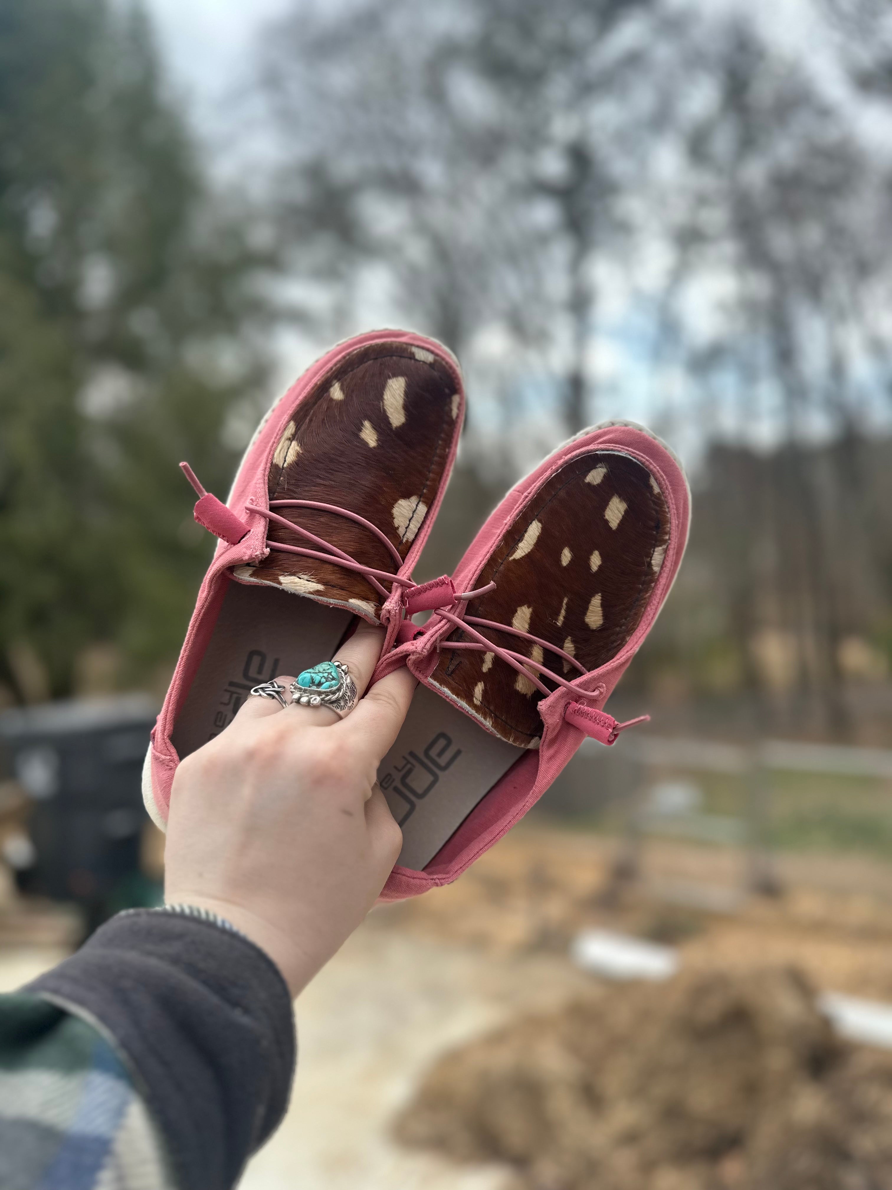 ヒデ　　鹿 Deer Hide Hey Dudes – Thunderbird Rustic