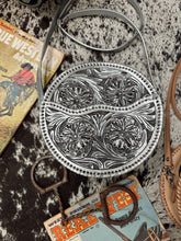 Load image into Gallery viewer, The Que Chula Redondo Leather Tooled Purse {6 Colors}