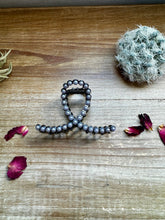 Load image into Gallery viewer, Smaller Pearls hair clips