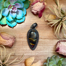 Load image into Gallery viewer, mj black jack pendant