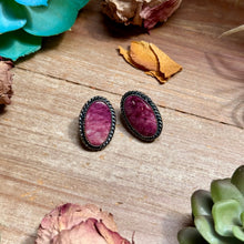 Load image into Gallery viewer, MJ Purple Spiny Oyster Oval Stud Earrings with Twisted Wire