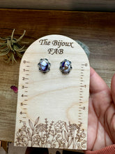 Load image into Gallery viewer, Stud earrings violet rose