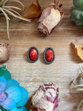 Load image into Gallery viewer, Oval Red Spiny Oyster Rope Border Stud Earrings – Option 2