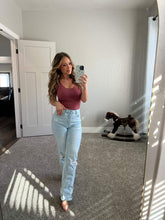 Load image into Gallery viewer, Amber 90s Vintage Boyfriend Jeans Light Wash
