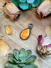 Load image into Gallery viewer, mj orange pendant