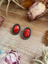 Load image into Gallery viewer, Oval Red Spiny Oyster Rope Border Stud Earrings – Option 2