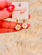 Load image into Gallery viewer, Gold filled Daisy Clickers