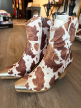 Load image into Gallery viewer, Cowprint Boots