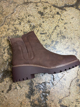 Load image into Gallery viewer, Bailey Round Toe Chelsea Ankle Boot