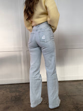 Load image into Gallery viewer, Amber 90s Vintage Boyfriend Jeans Light Wash