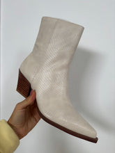 Load image into Gallery viewer, Miley Low Calf Pointed Alligator Boots