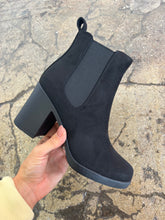 Load image into Gallery viewer, Arbor Ridge Platform Chelsea Suede Black Boots