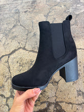 Load image into Gallery viewer, Arbor Ridge Platform Chelsea Suede Black Boots