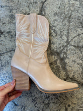 Load image into Gallery viewer, Emersyn Embroidered Heeled Cowgirl Pointed Boots