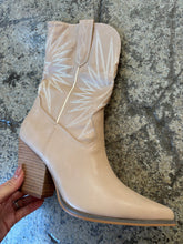 Load image into Gallery viewer, Emersyn Embroidered Heeled Cowgirl Pointed Boots
