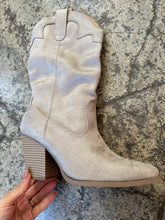 Load image into Gallery viewer, Akito Suede Mid-Calf Heeled Boots