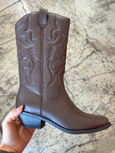 Load image into Gallery viewer, Delaney Embroidered Heeled Mid-Calf Cowgirl Boots