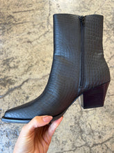 Load image into Gallery viewer, Miley Low Calf Pointed Alligator Boots