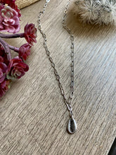 Load image into Gallery viewer, Shell pendant on paper clip chain choker