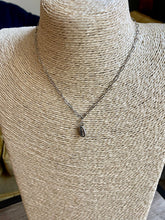 Load image into Gallery viewer, Shell pendant on paper clip chain choker